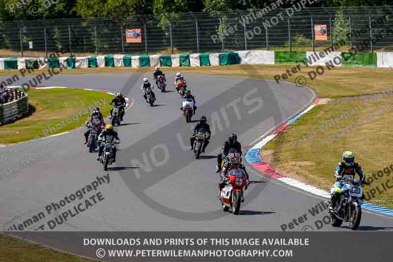 Vintage motorcycle club;eventdigitalimages;mallory park;mallory park trackday photographs;no limits trackdays;peter wileman photography;trackday digital images;trackday photos;vmcc festival 1000 bikes photographs